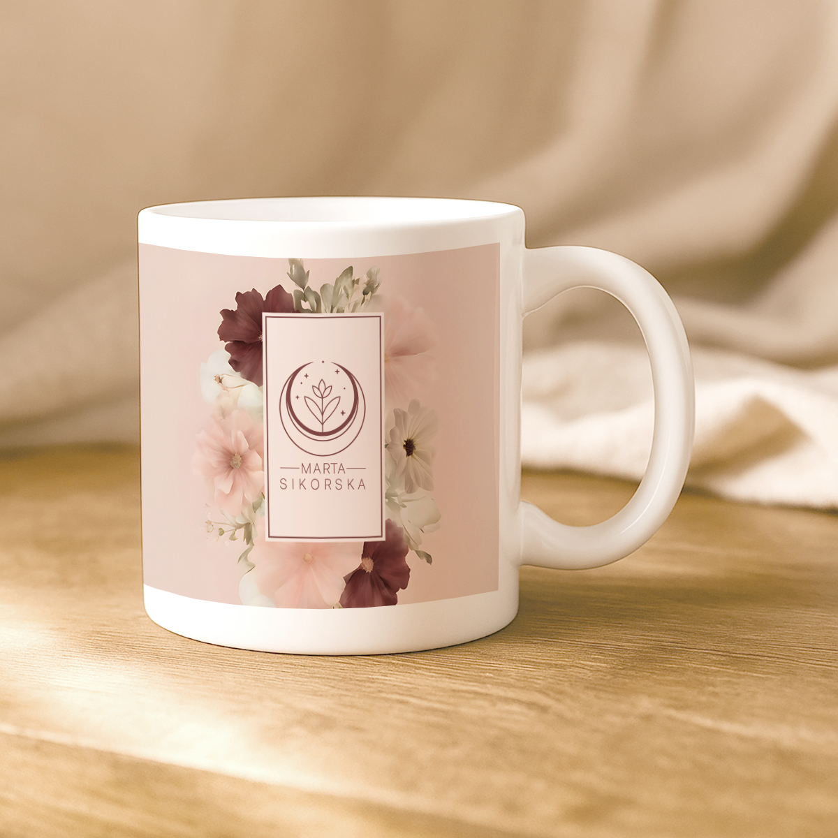 bezowy kubek z księżycowym logo - gadżety reklamowe dla firm