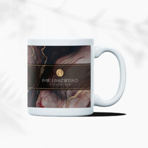 kubek promocyjny złote logo na tle ciemnego marmuru