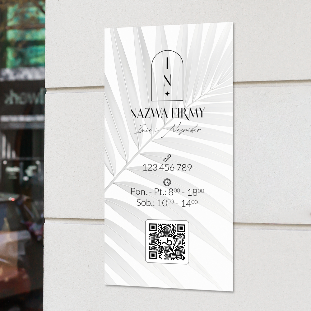 tablica reklamowa geometryczne logo na tle tropikalnego liścia