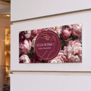 tablica reklamowa ze stopą i dłonią i różowymi piwoniami - reklama dla podologa
