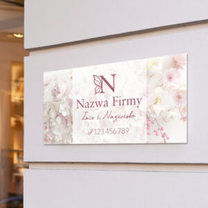 szyld z różowymi kwiatami i logo z motylkiem