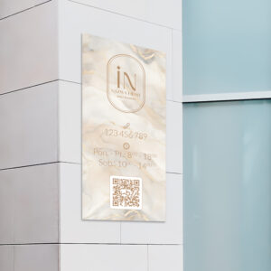 tablica reklamowa z beżowym marmurem i owalnym logo