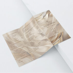 Beżowe broszury z cennikiem i logo z inicjałem w okrągłej ramce