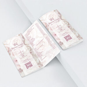 Różowe ulotki składane z listą usług różami i motylem