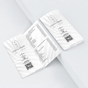 Broszury z cennikiem i owalnym logo na tle białych liści