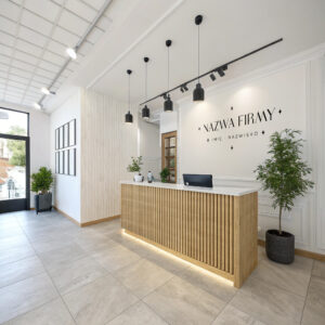 Naklejka na ścianę z nazwą firmy i gwiazdkami