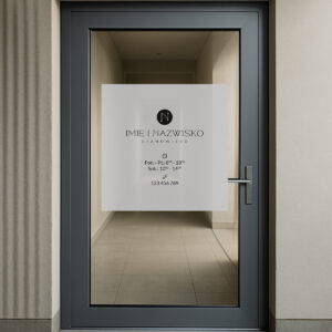 Reklama na szybę z logo i inicjałem w kółeczku