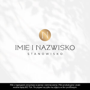 Logotyp z imieniem i nazwiskiem oraz złotym inicjałem
